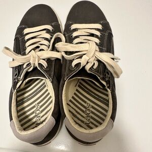 Taos Footwear Black and Cream Women's Shoes